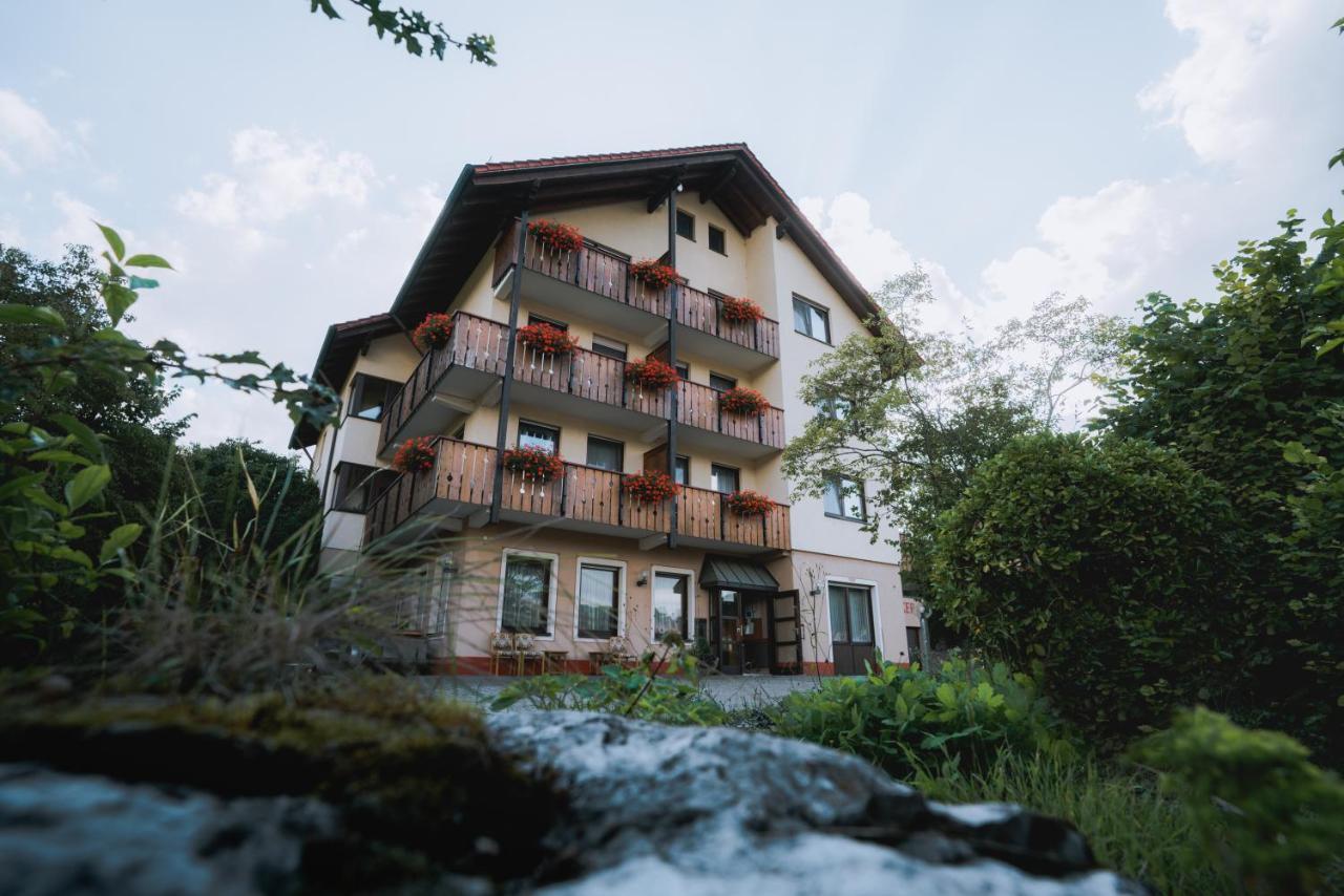 Flair Hotel Gasthof Zum Hirsch Hayingen Esterno foto
